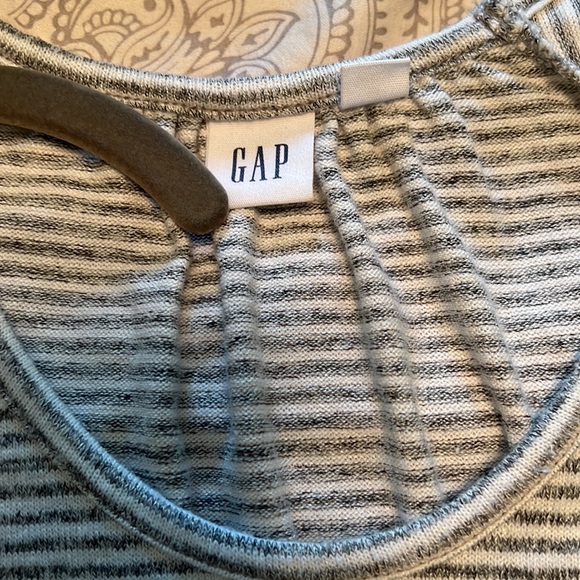 Gap top gray and white stripe women’s size M super soft - Picture 2 of 7